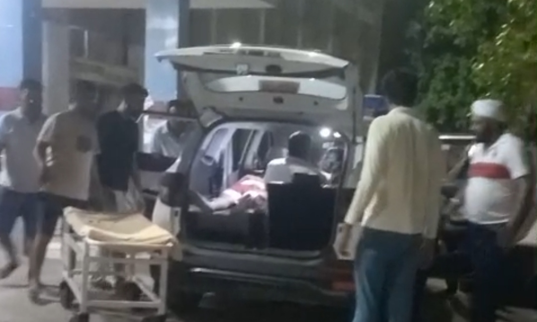 घायलों को अस्पताल पहुंचाते स्थानीय लोग। घायलों को अस्पताल पहुंचाते स्थानीय लोग।