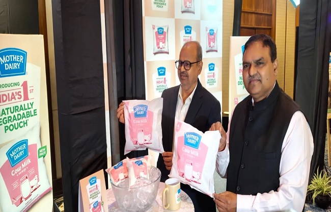 भारत का पहला मिट्टी में घुलनशील दूध पाउच को लॉन्च करते मदर डेयरी भारत का पहला मिट्टी में घुलनशील दूध पाउच को लॉन्च करते मदर डेयरी