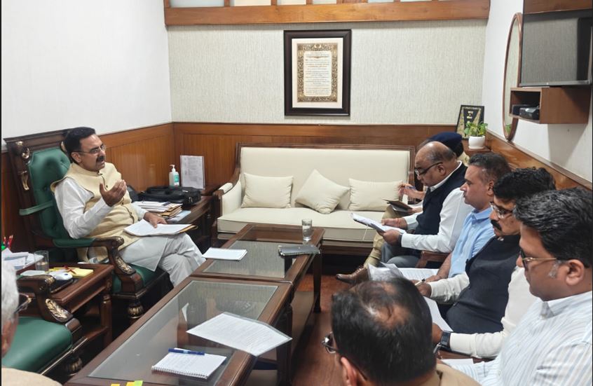 हरियाणा विधानसभा स्पीकर चंडीगढ़ व हरियाणा के पुलिस अधिकारियाें की बैठक लेते हुए