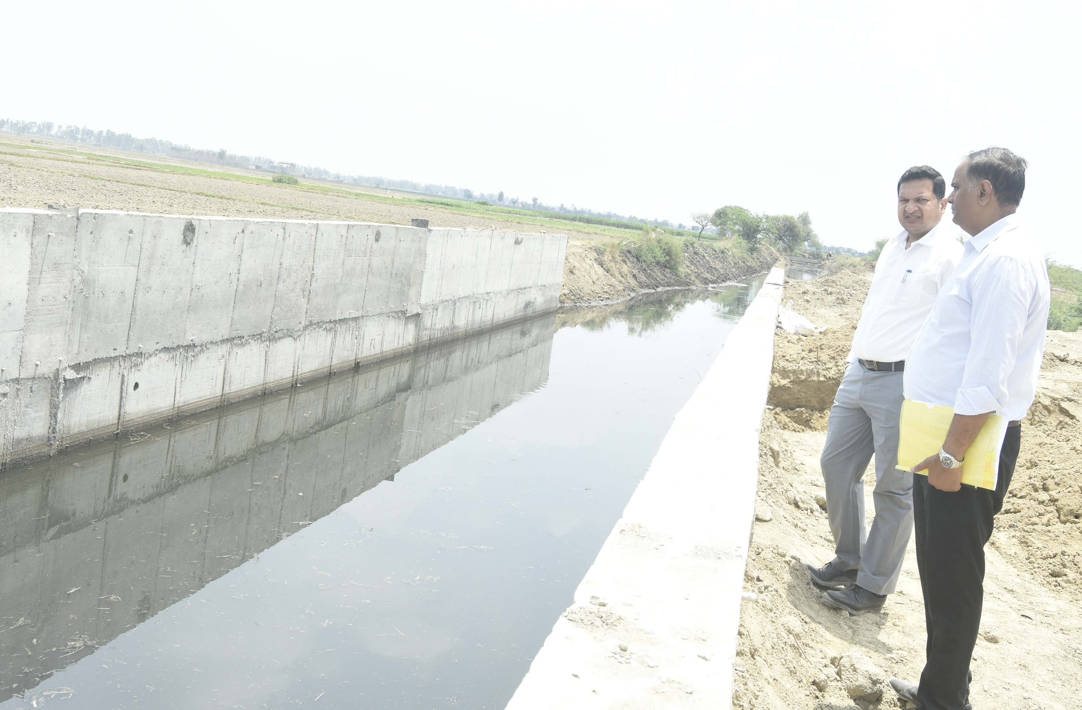 फोटो कैप्शनः 2 आरटीकेः 2 मायना गांव में निरीक्षण करते डीसी सचिन गुप्ता। -------