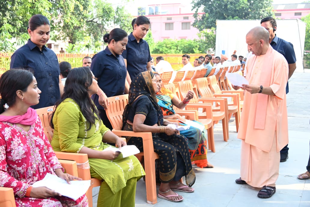 अधिकारियों को सीएम ने दिए निर्देश, जन समस्याओं पर दिखाएं त्वरित संवेदनशीलता*