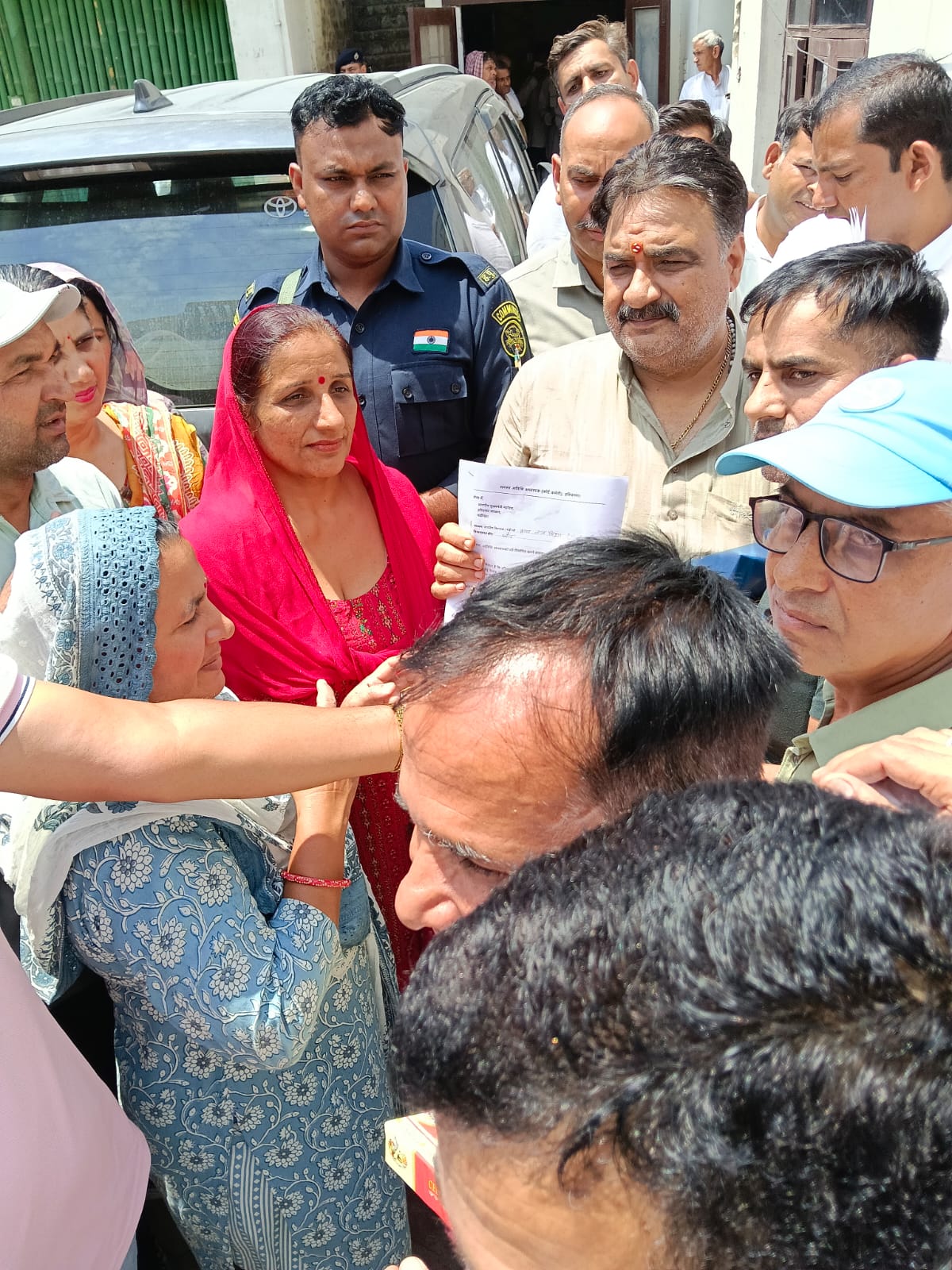 मांगों को लेकर डिप्टी स्पीकर को ज्ञापन सौंपते हुए गैस्ट टीचर्स। मांगों को लेकर डिप्टी स्पीकर को ज्ञापन सौंपते हुए गैस्ट टीचर्स।
