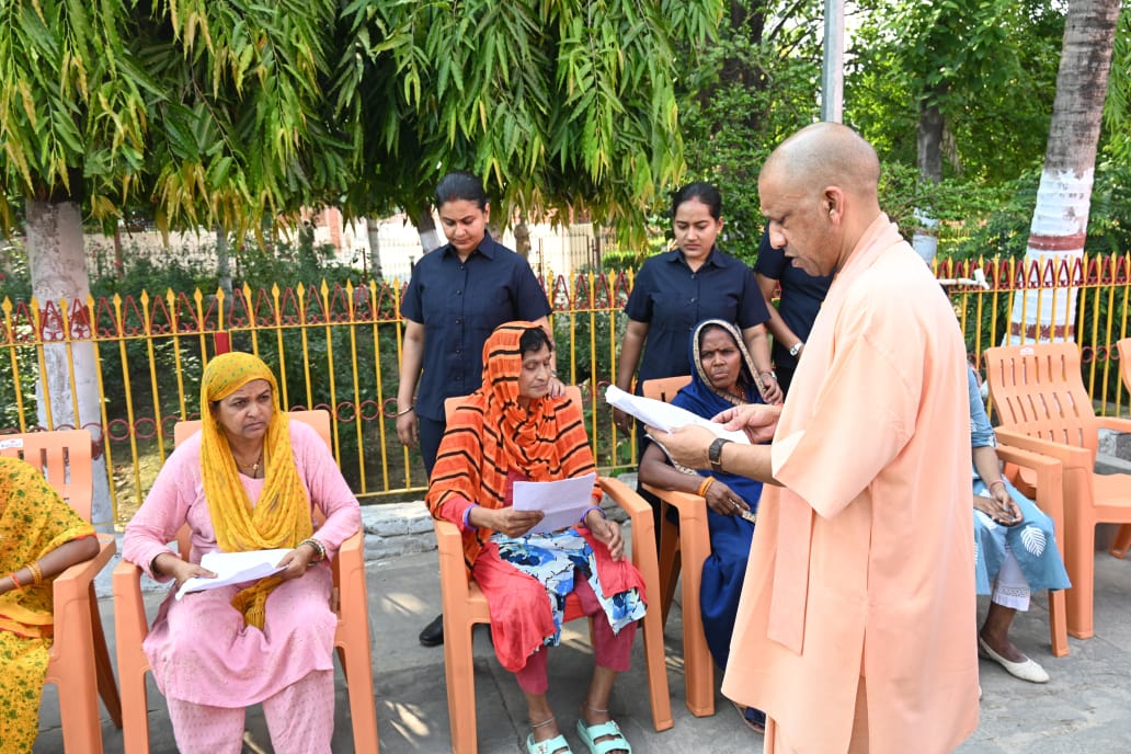 अधिकारियों को सीएम ने दिए निर्देश, जन समस्याओं पर दिखाएं त्वरित संवेदनशीलता*