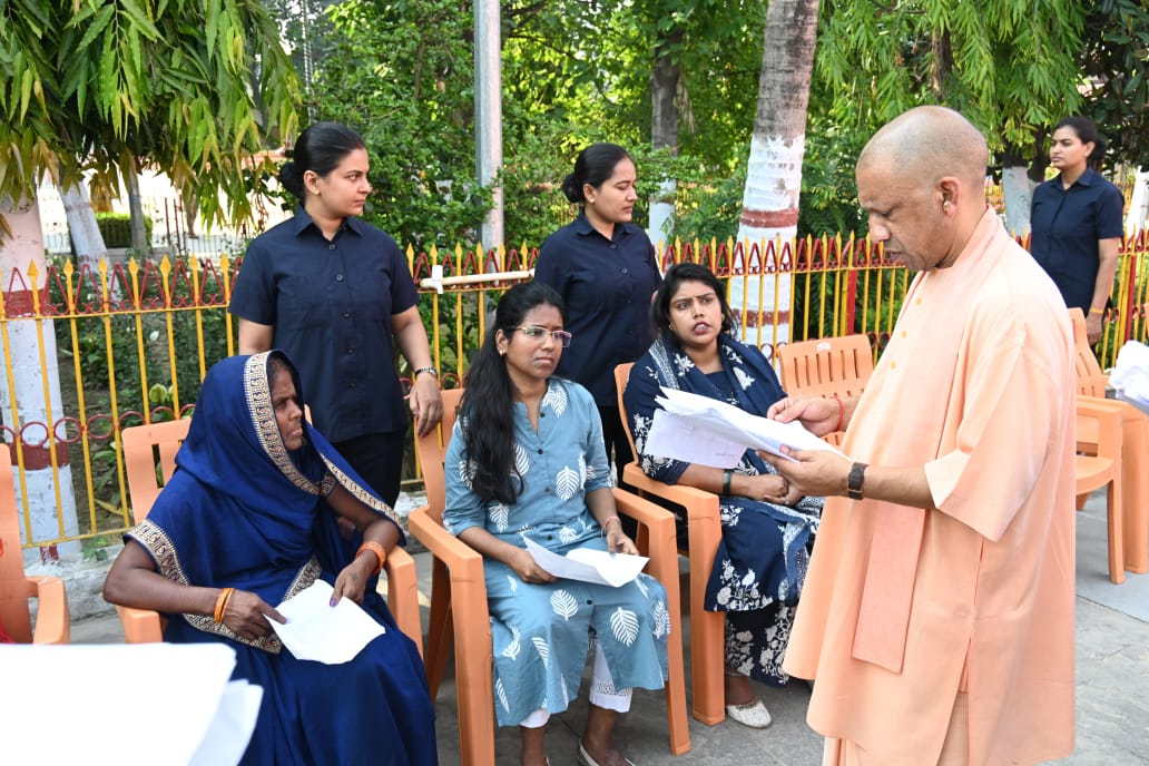 अधिकारियों को सीएम ने दिए निर्देश, जन समस्याओं पर दिखाएं त्वरित संवेदनशीलता*