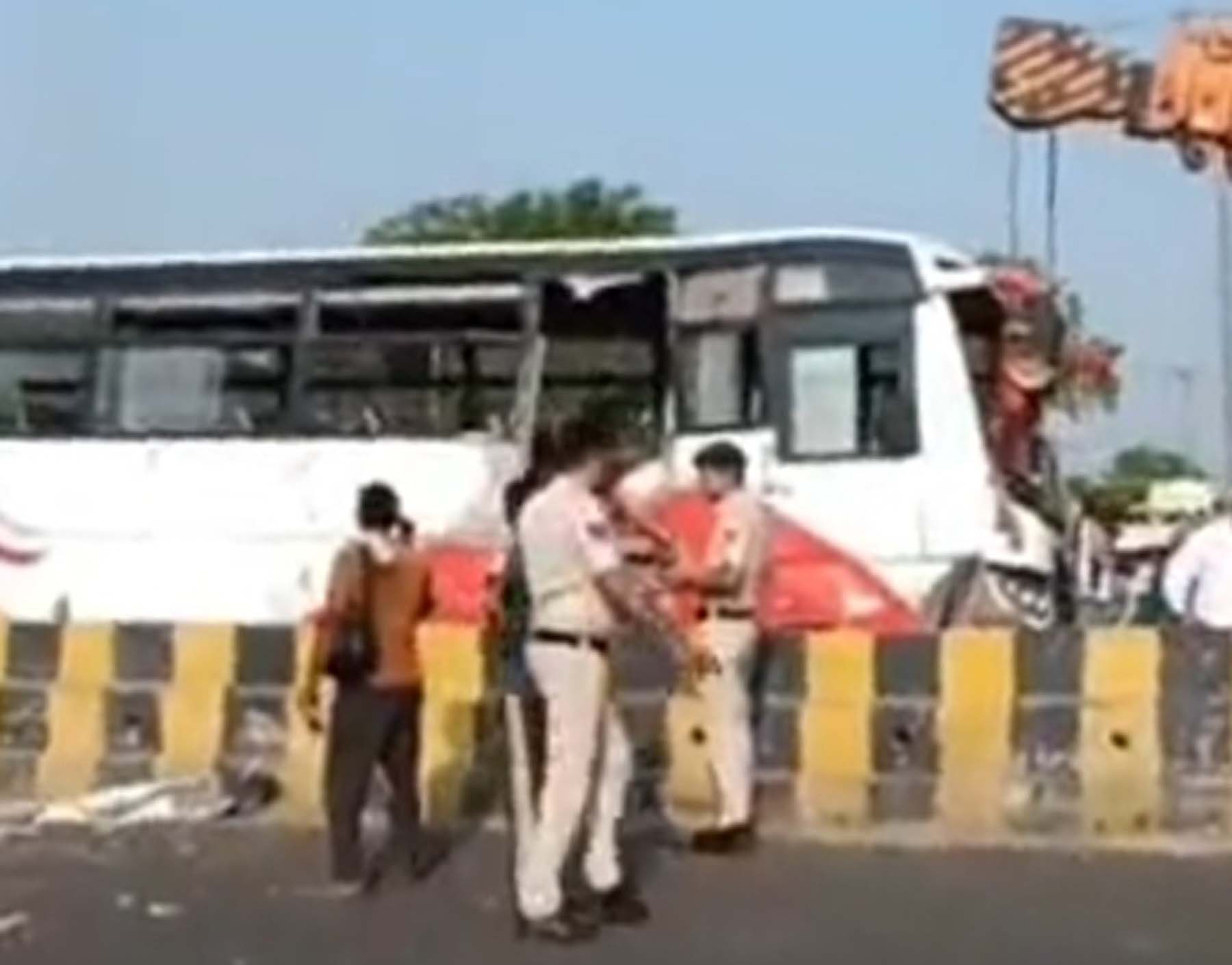 फर्रूखनगर-झज्जर रोड पर भिड़ंत में टूटी बस काे हटाते पुलिसकर्मी।