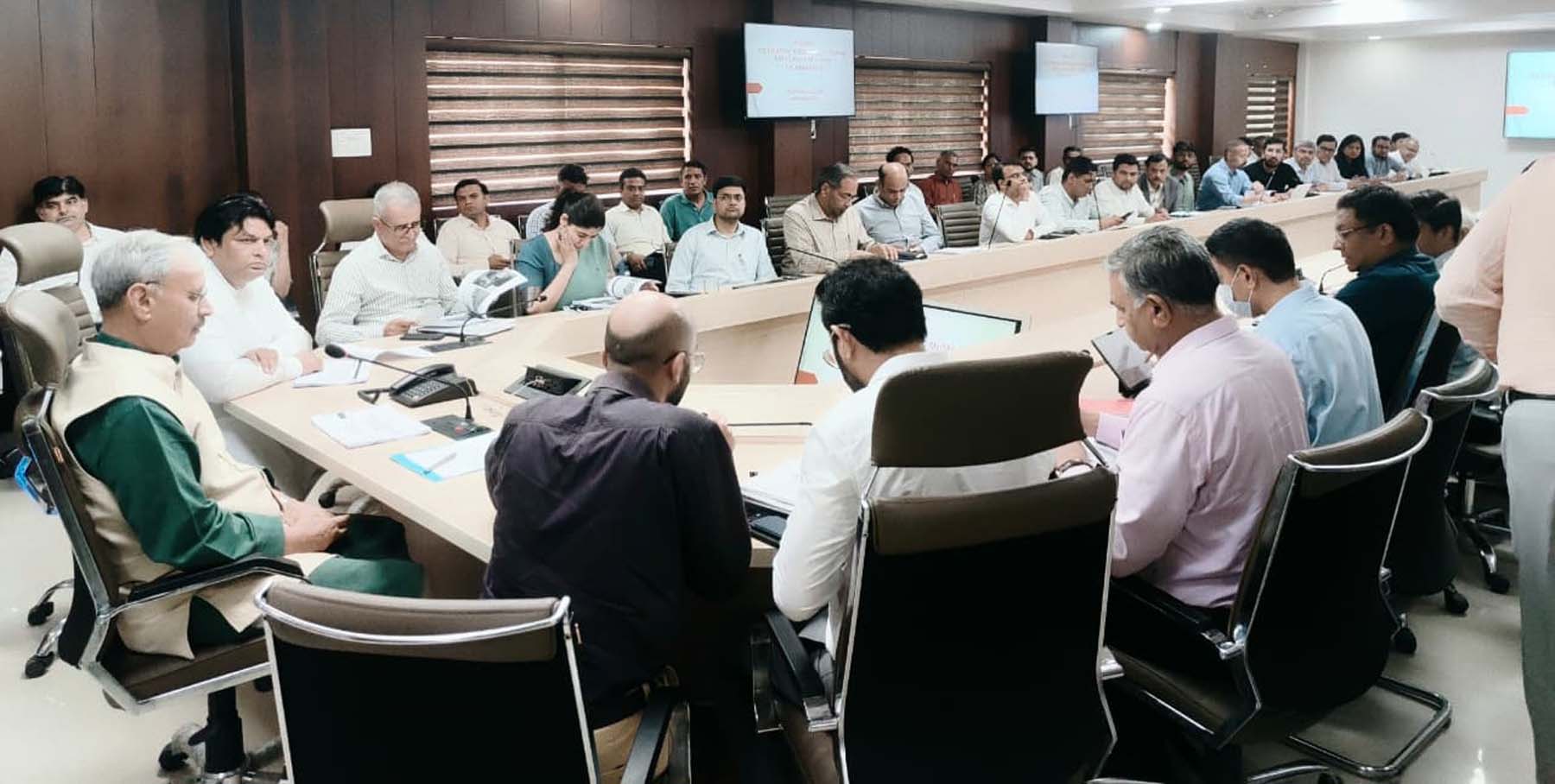 गुरुग्राम में विकास परियोजनाओं को लेकर समीक्षा बैठक लेते केंद्रीय मंत्री राव इंद्रजीत सिंह। गुरुग्राम में विकास परियोजनाओं को लेकर समीक्षा बैठक लेते केंद्रीय मंत्री राव इंद्रजीत सिंह।
