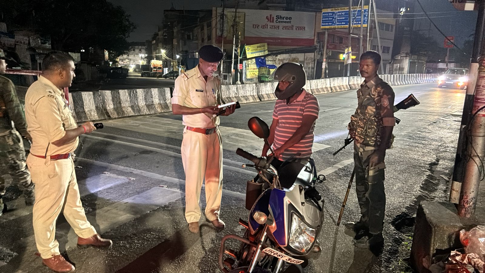 चेकिंग की तस्वीर चेकिंग की तस्वीर