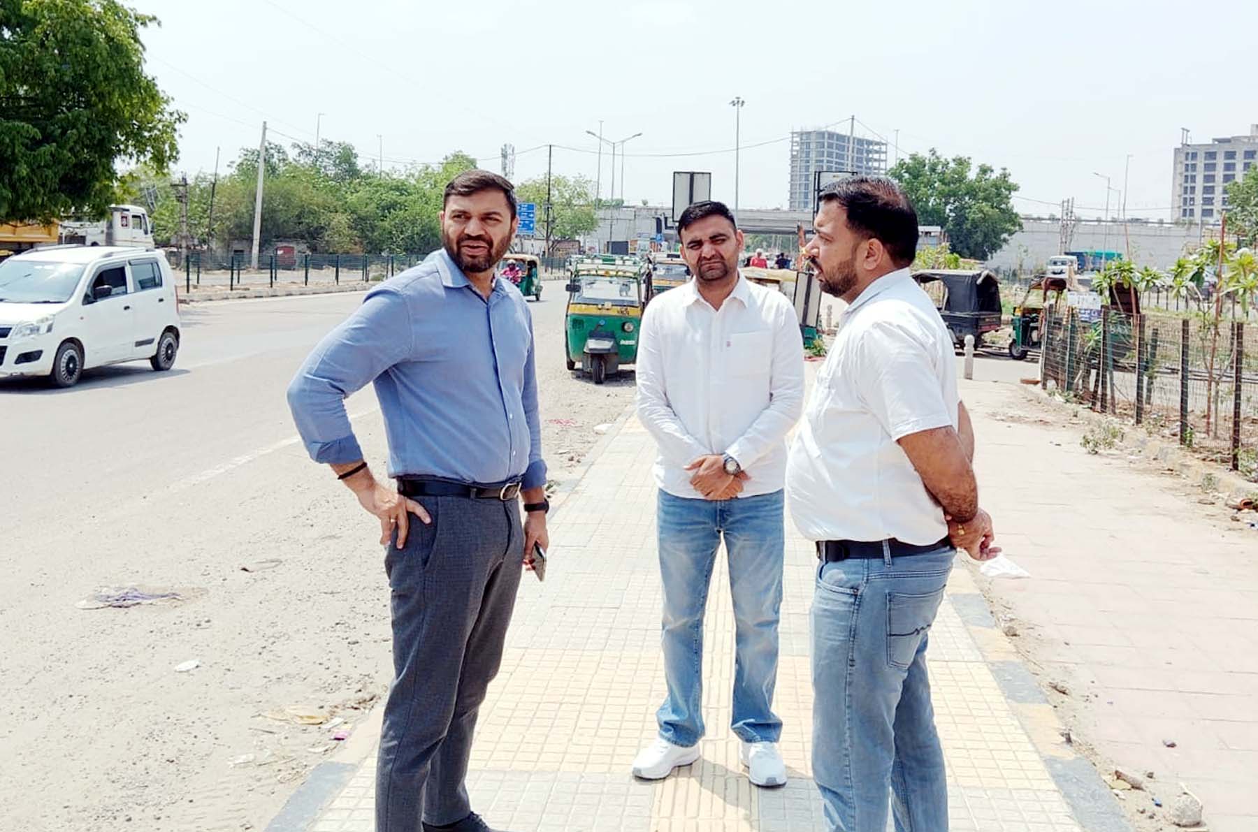 मानेसर नगर निगम क्षेत्र की सडक़ों का निरीक्षण करते निगमायुक्त प्रदीप सिंह।