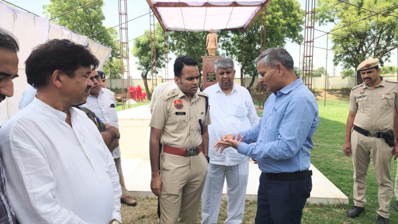 आदमपुर में कार्यक्रम स्थल का दौरा करते उपायुक्त महेंद्र पाल, साथ है पुलिस अधीक्षक सिद्धांत जैन।