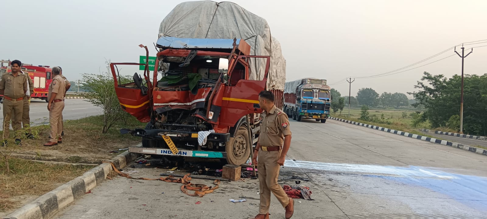 सीएनजी कंटेनर और पेंट लदे ट्रक की टक्कर