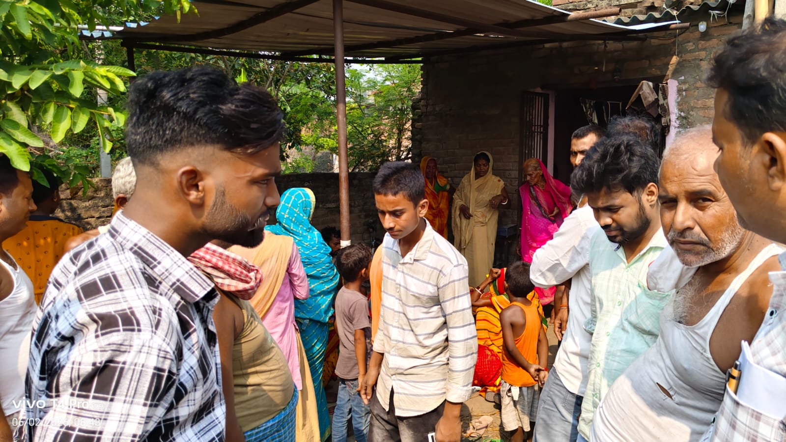 घटना स्थल पर उमड़े ग्रामीण