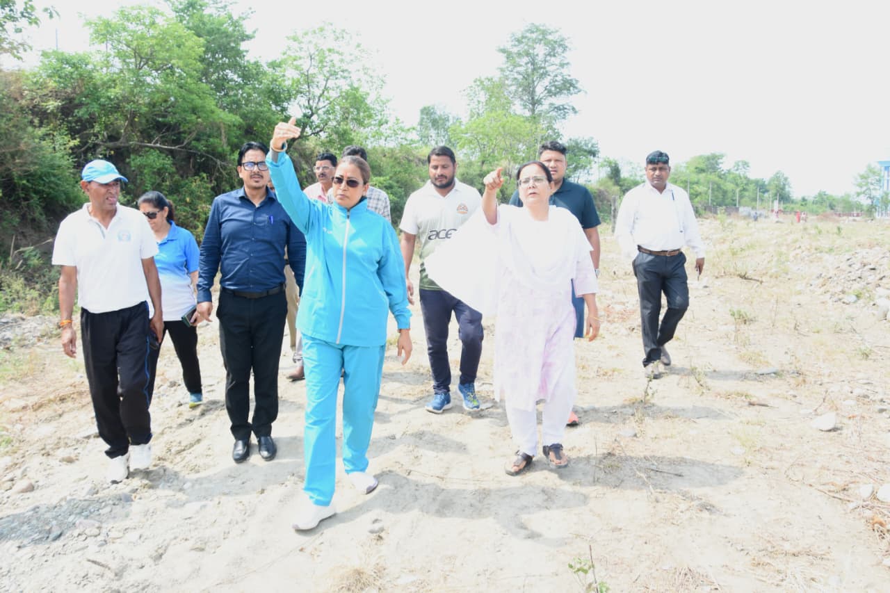 मिट्टी माथे से लगाकर बोली खेल मंत्री- तीर्थ से कम नहीं खेल विश्वविद्यालय