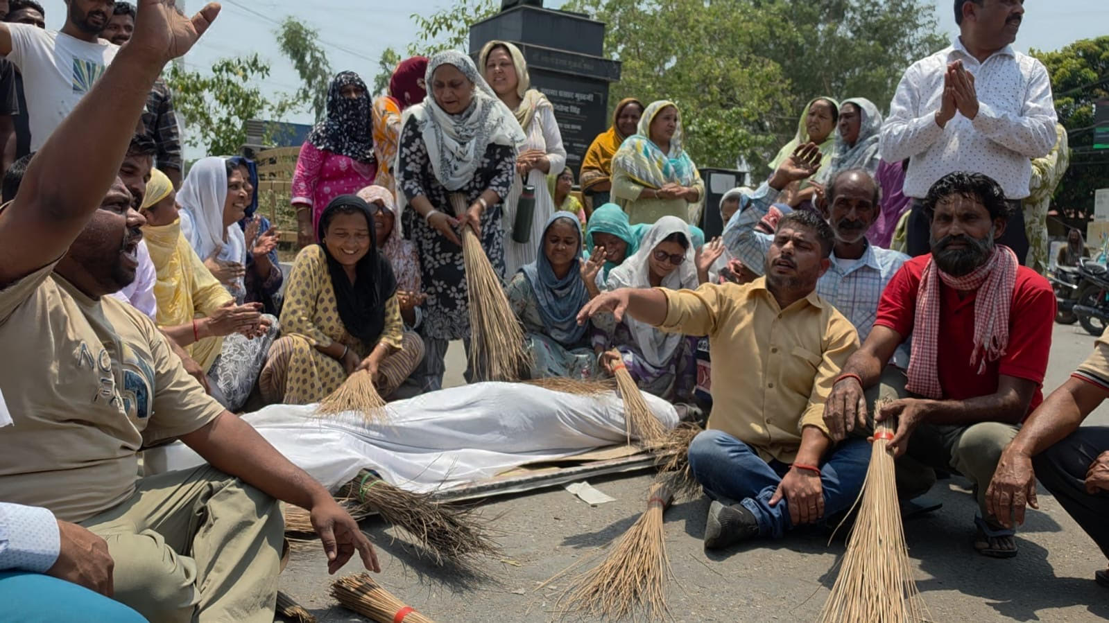 The strike of sanitation workers in Kathua continued for the eighth day, effigy of Omar government was burnt.