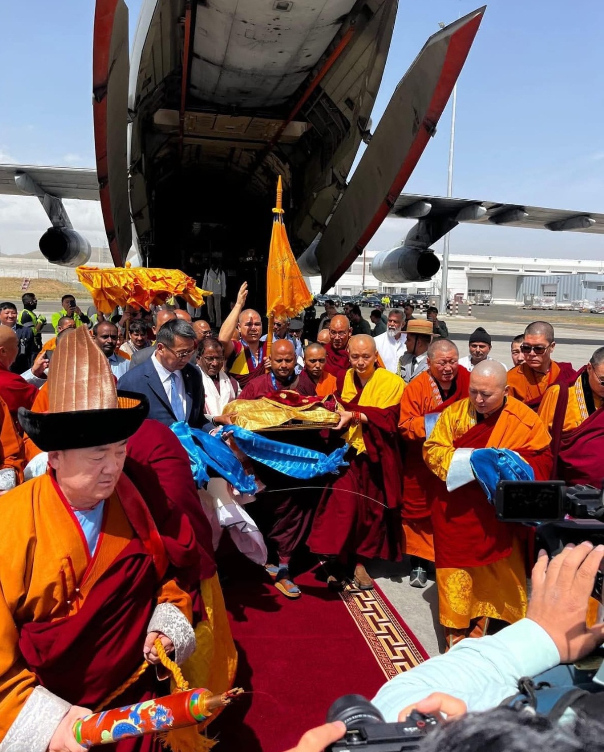 भगवान बुद्ध के प्रमुख शिष्यों के पवित्र अवशेष मंगोलिया पहुंचने पर एयरपोर्ट पर हुआ भव्य स्वागत