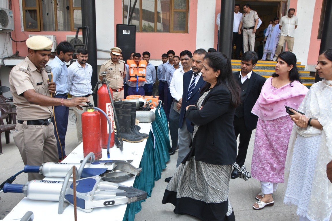 पानीपत न्यायालय में लगी प्रदर्शनी का अवलोकन करते हुए जिला एवं सत्र न्यायाधीश एवं डीएलएसए चेयरपर्सन वाणी गोपाल शर्मा