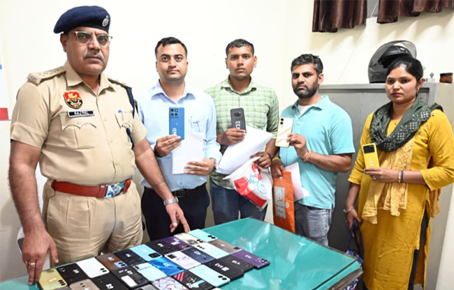 सोनीपत: सहायक पुलिस आयुक्त अपराध राजपाल सिंह मोबाइल फोन मालिकों को सौंपते हुए सोनीपत: सहायक पुलिस आयुक्त अपराध राजपाल सिंह मोबाइल फोन मालिकों को सौंपते हुए