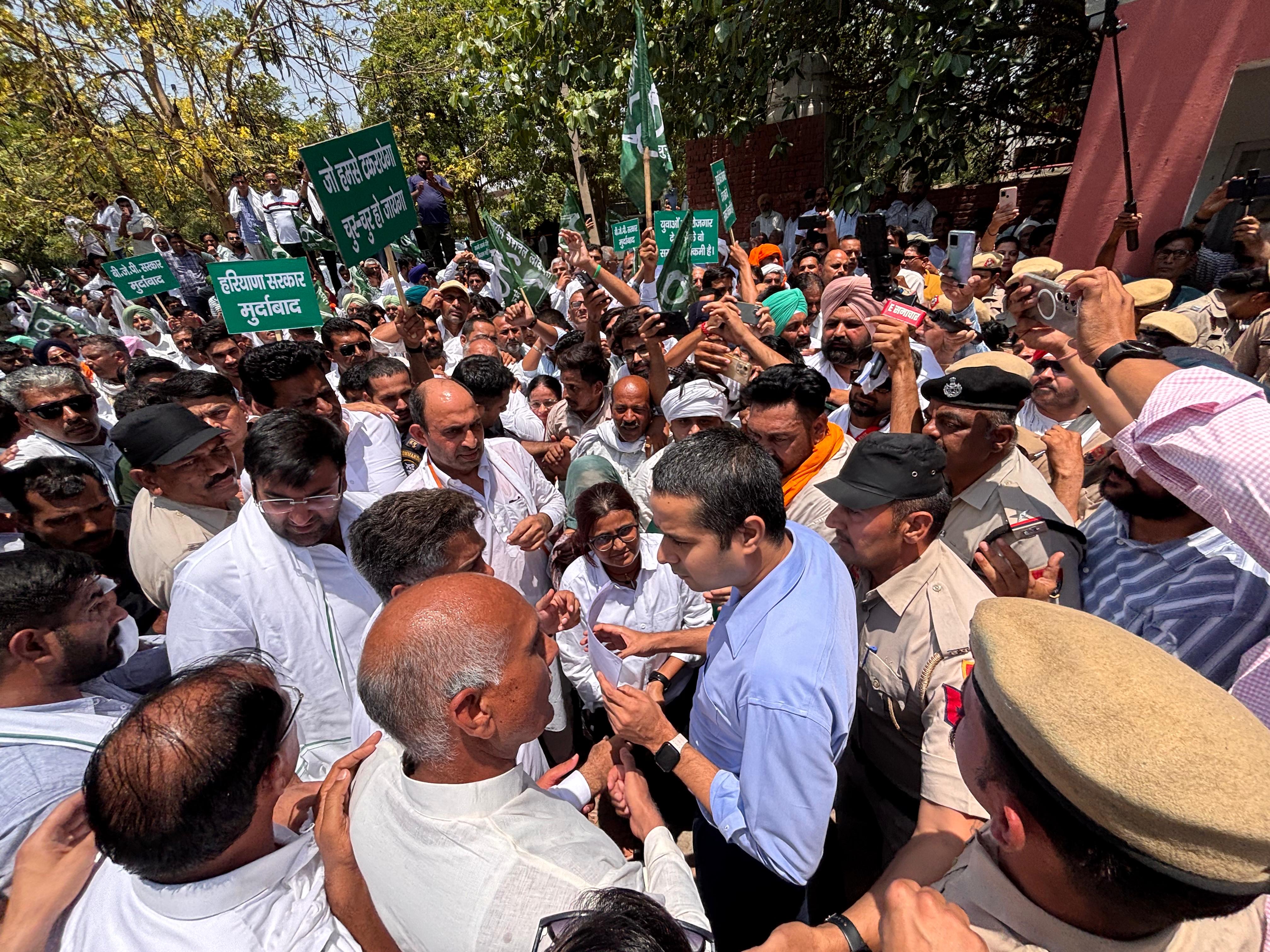 महंगाई के खिलाफ डीसी को प्रधानमंत्री के नाम ज्ञापन सौंपते इनेलो कार्यकर्ता।