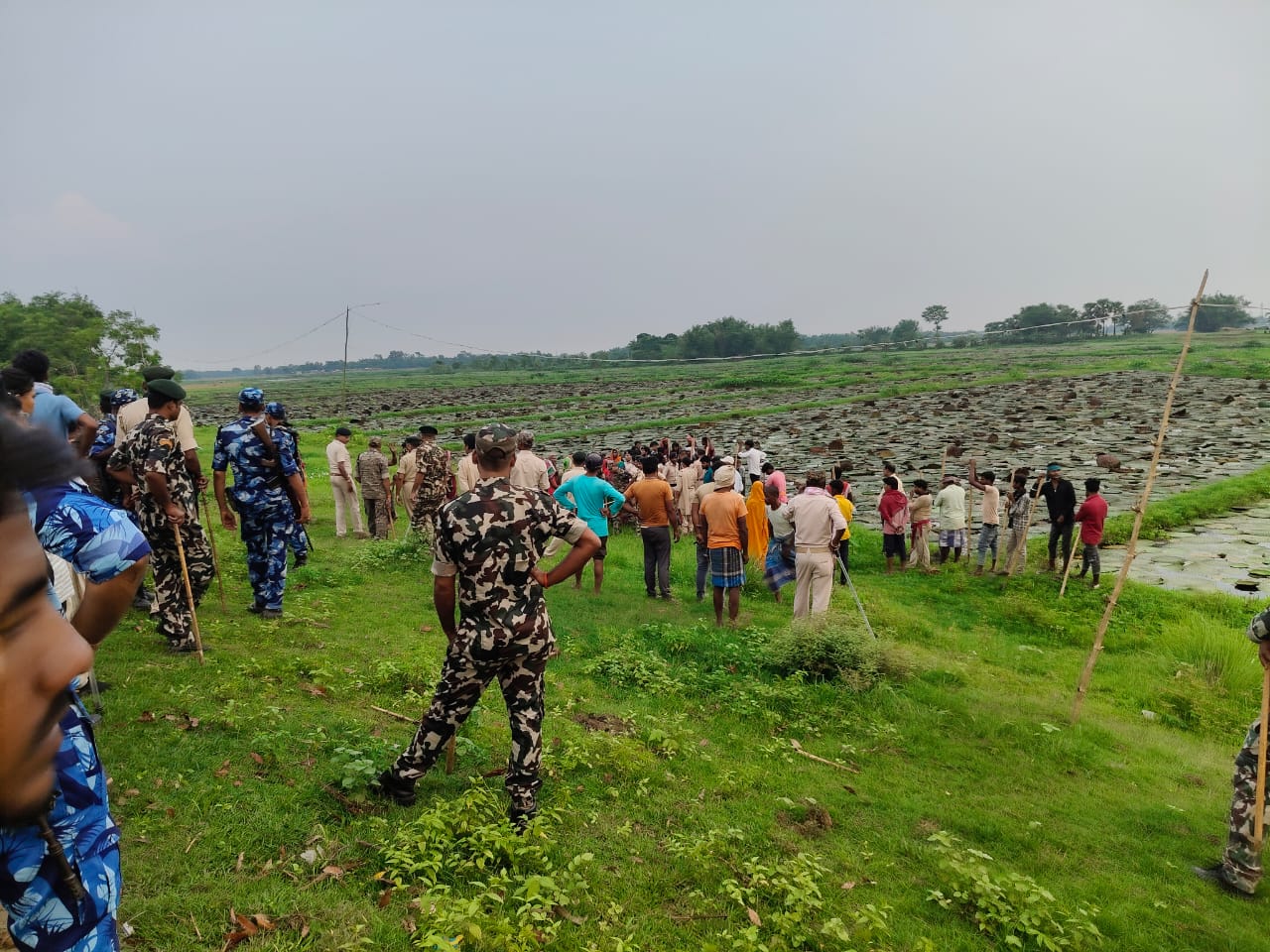उपद्रवियों को खदेड़ती पुलिस