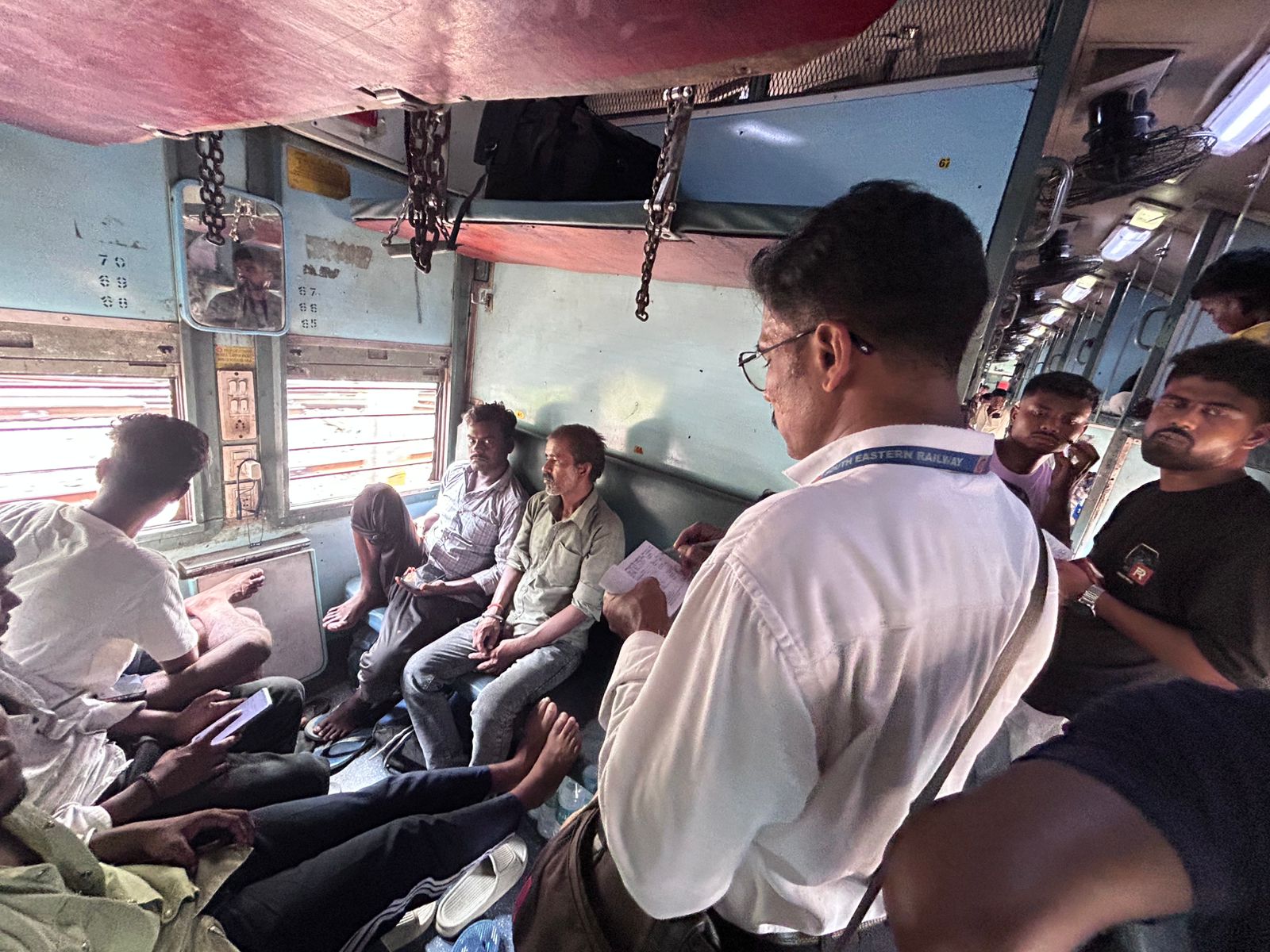रेलवे द्वारा टिकट चेकिंग अभियान रेलवे द्वारा टिकट चेकिंग अभियान