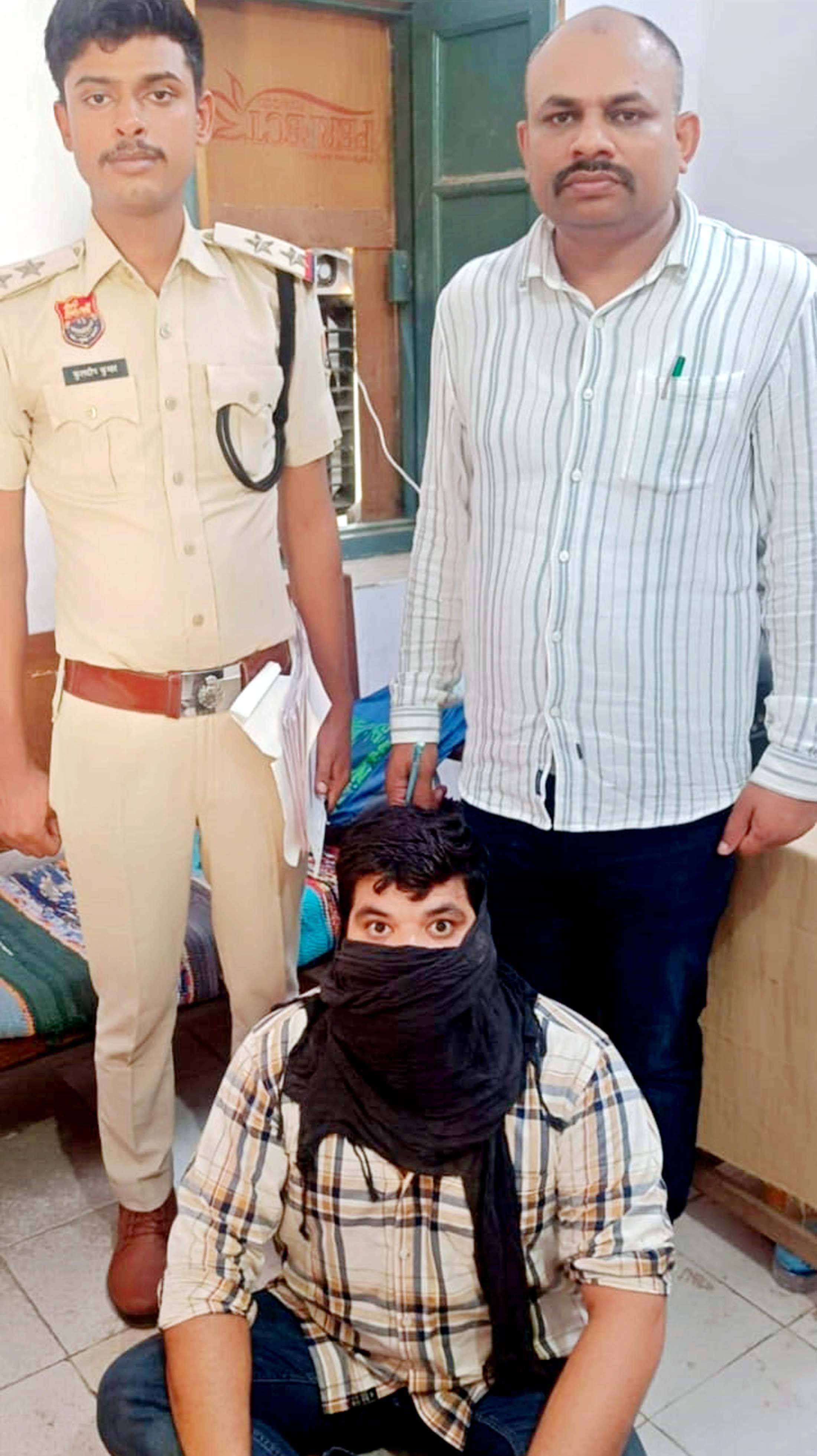 पुलिस गिरफ्त में आरोपित।