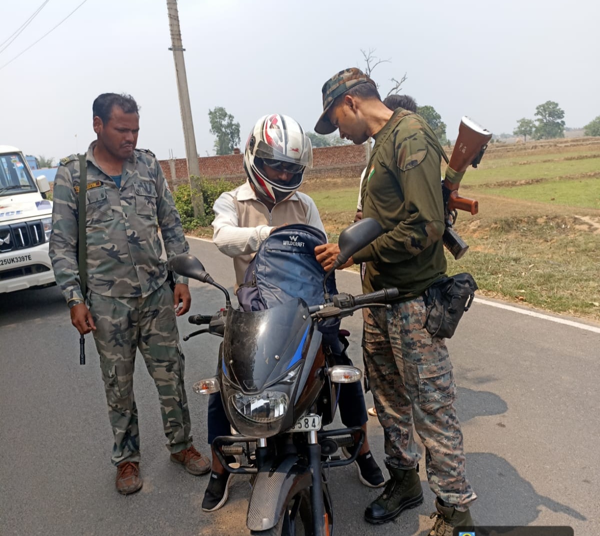 जांच करती पुलिस