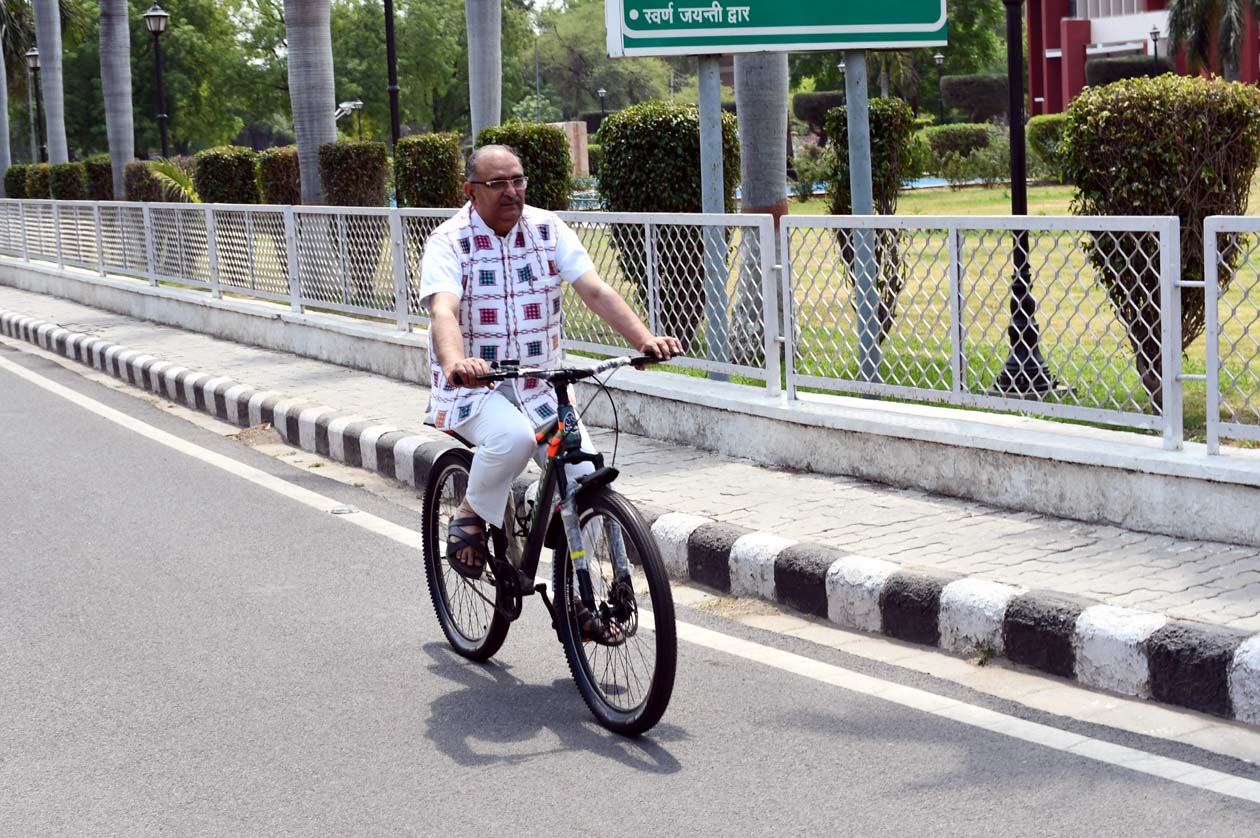 साइकिल से कार्यालय आते कुलपति प्रो. बीआर कम्बोज। साइकिल से कार्यालय आते कुलपति प्रो. बीआर कम्बोज।
