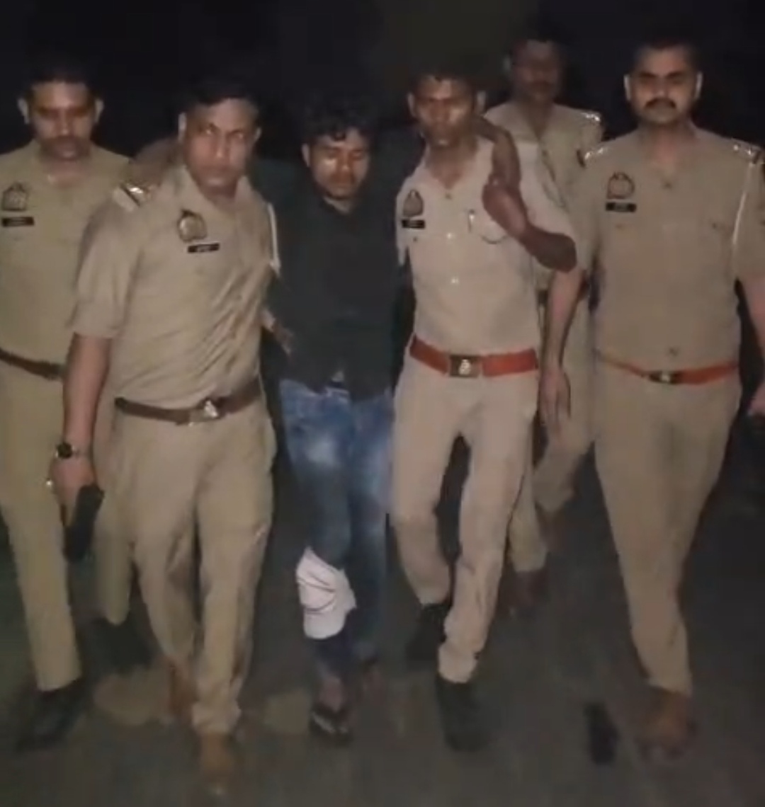 पुलिस टीम की हिरासत में मुठभेड़ में घायल बदमाश पुलिस टीम की हिरासत में मुठभेड़ में घायल बदमाश