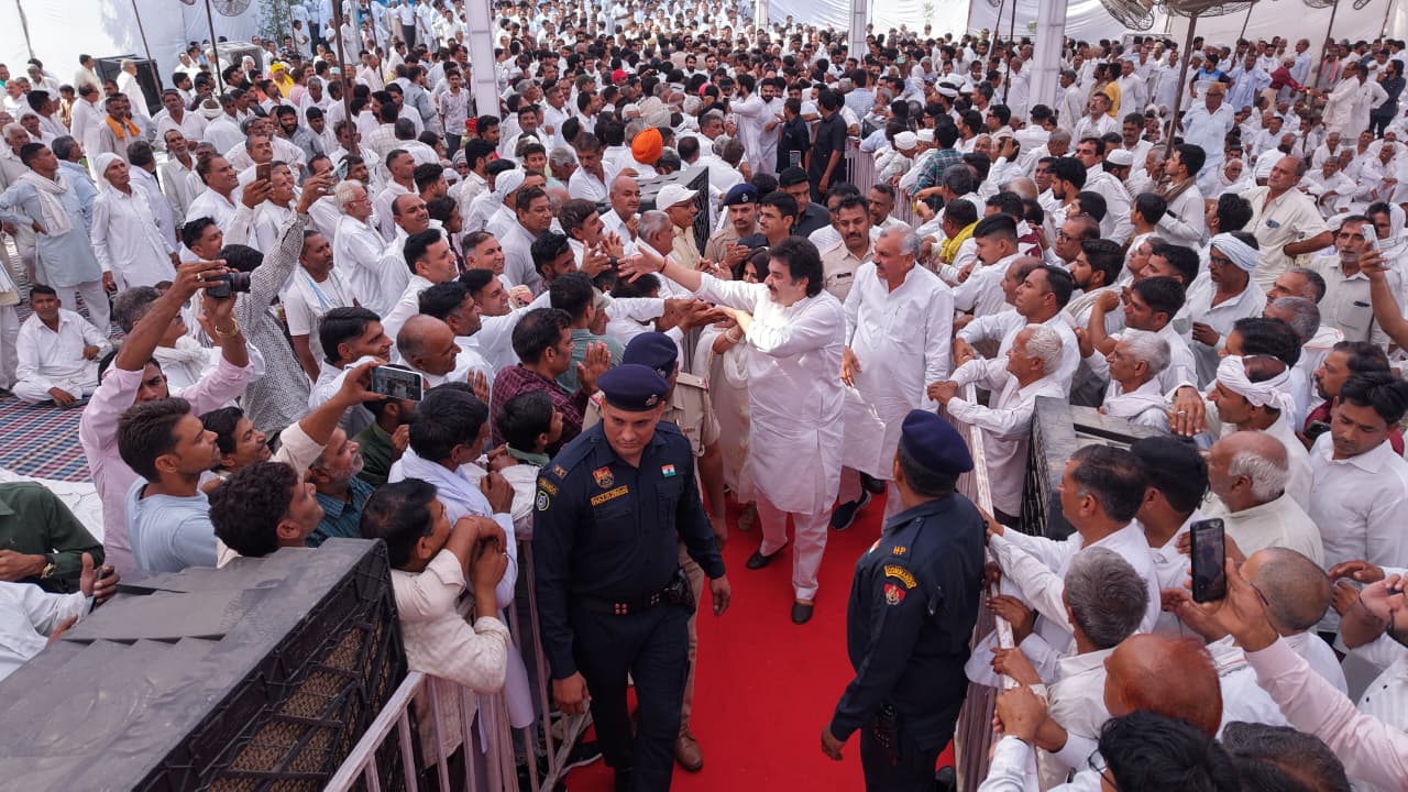इस अवसर पर पहुंचे समर्थकों से मिलते कुलदीप बिश्नोई। इस अवसर पर पहुंचे समर्थकों से मिलते कुलदीप बिश्नोई।