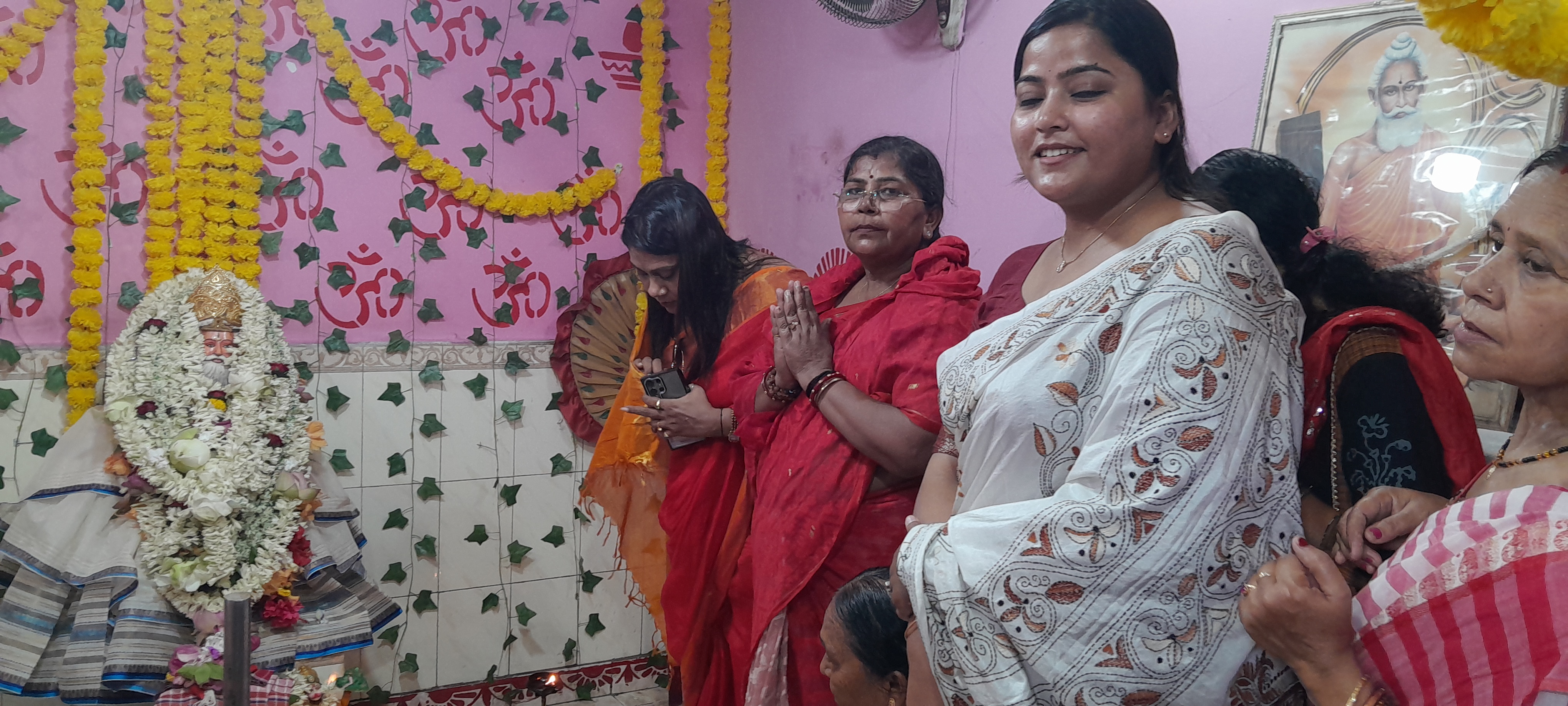 मंदिर में पूजा अर्चना करते भक्तों की भीड़