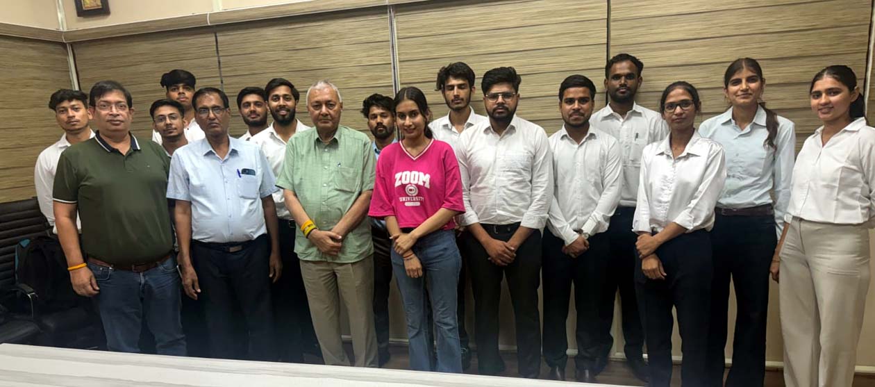 कनोडिया टेक्नोप्लास्ट लिमिटेड के दौरे के दौरान चयनित विद्यार्थी।