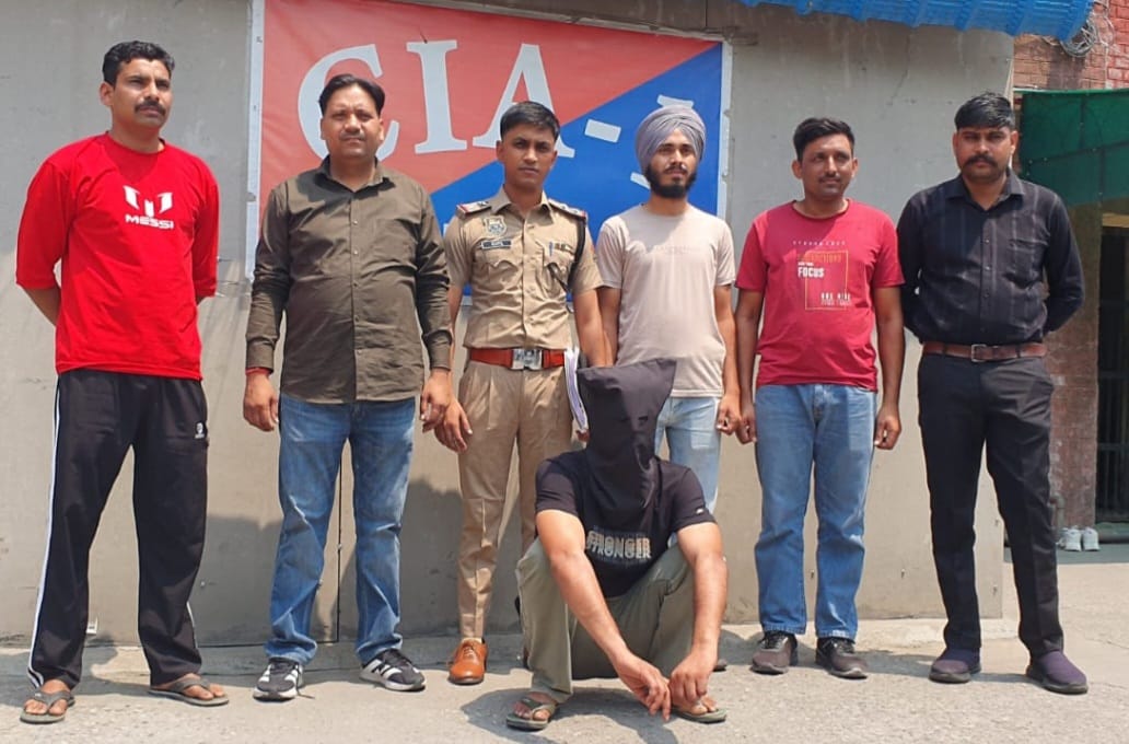 पुलिस द्वारा गिरफ्तार किया गया आरोपी पुलिस द्वारा गिरफ्तार किया गया आरोपी