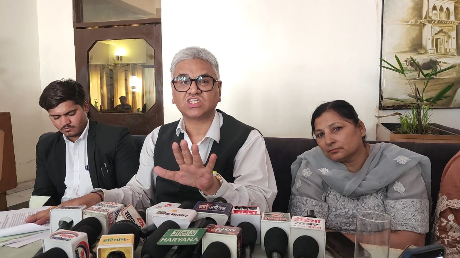 फोटो कैप्शन 3आरटीके1ः मैना पर्यटक केन्द्र में पत्रकारों से बातचीत करते सोसायटी के पदाधिकारी एवं अधिवक्ता। निस ----------
