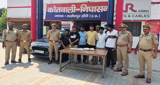 पुलिस टीम की हिरासत में पकड़े गए तस्कर