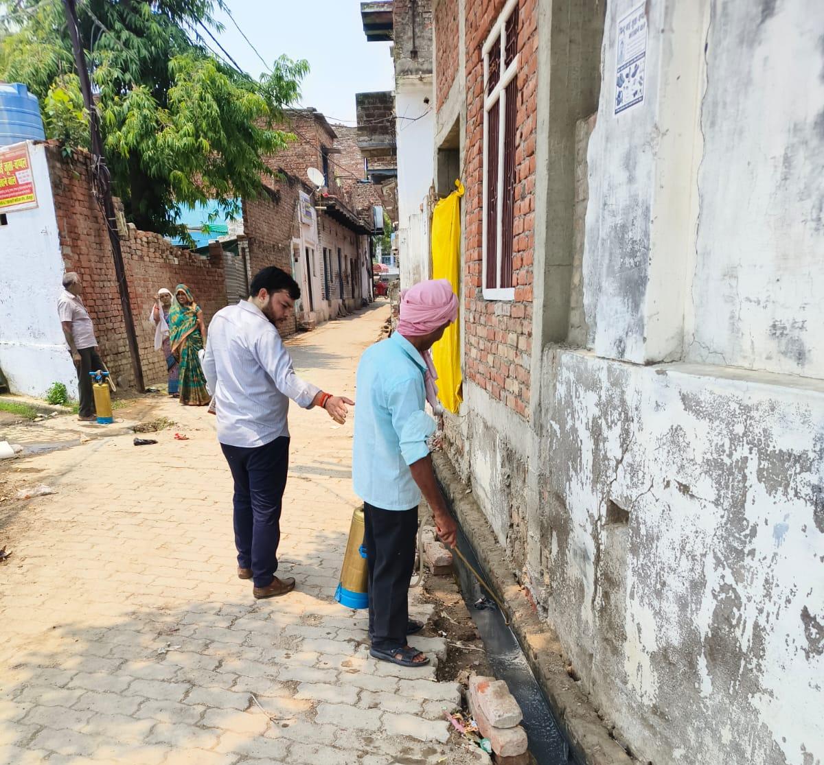 मलेरिया से बचाव के लिय छिड़काव करते हुए कर्मचारी