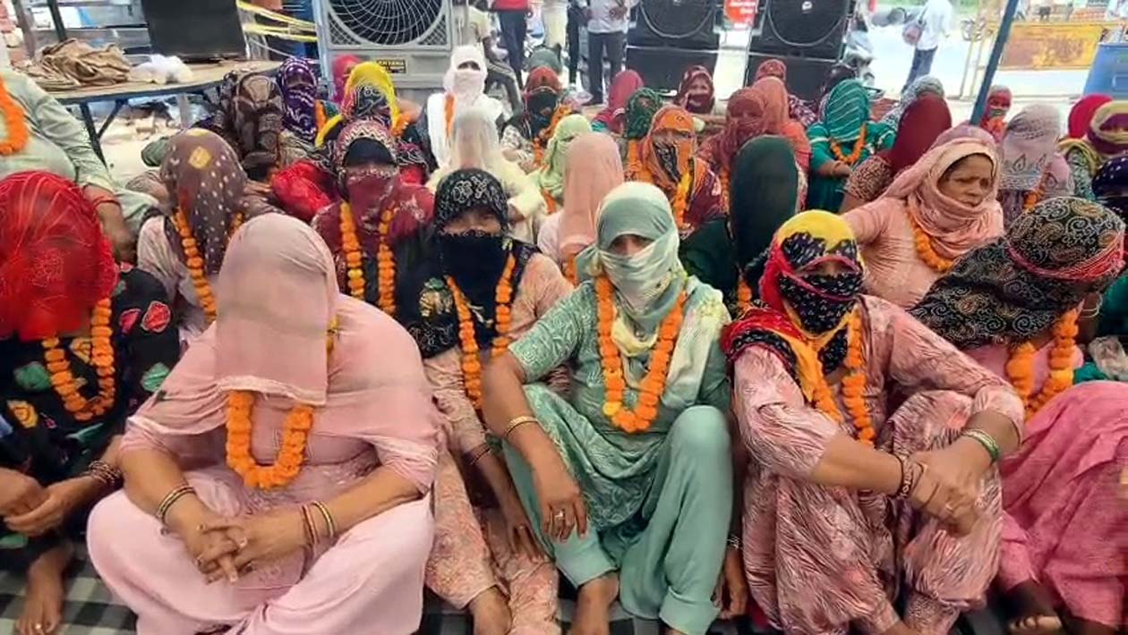 चानौत गांव चल रहे धरने पर भूख हड़ताल पर बैठी महिलाएं।