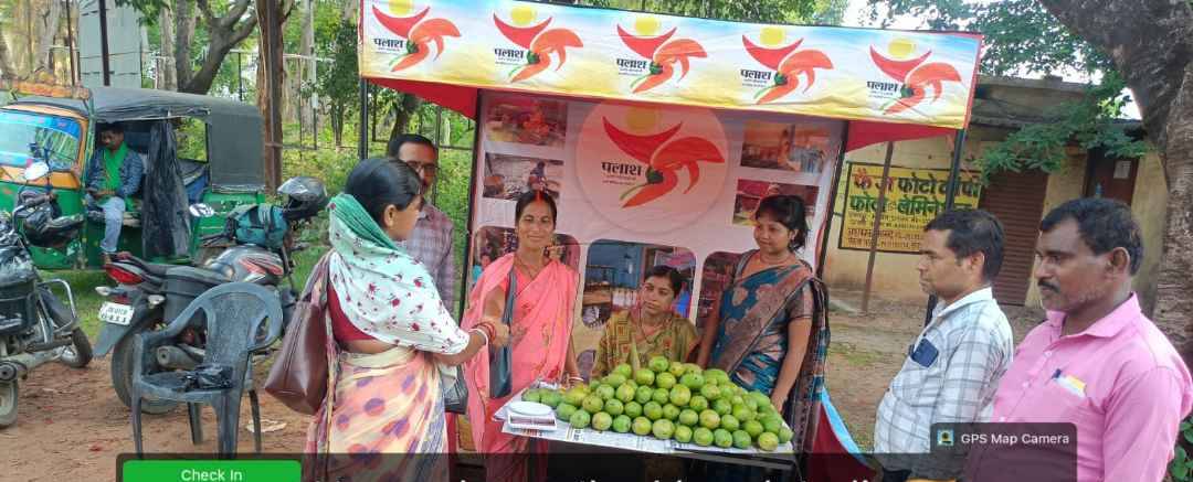 आम के बिक्री करते किसान