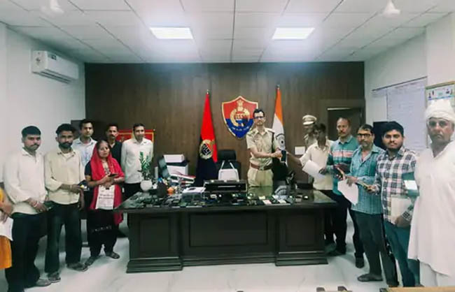 मोबाइल फोन सौंपते हुए एसपी हेमेंद्र मीणा।