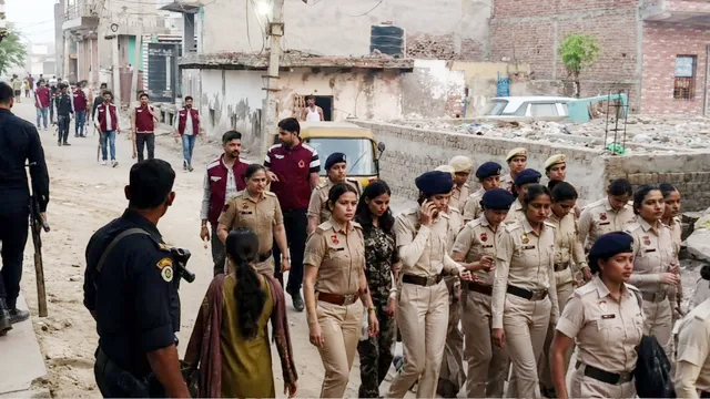 राजीव कालोनी में छापेमारी करते हुए पुलिस की टीम।