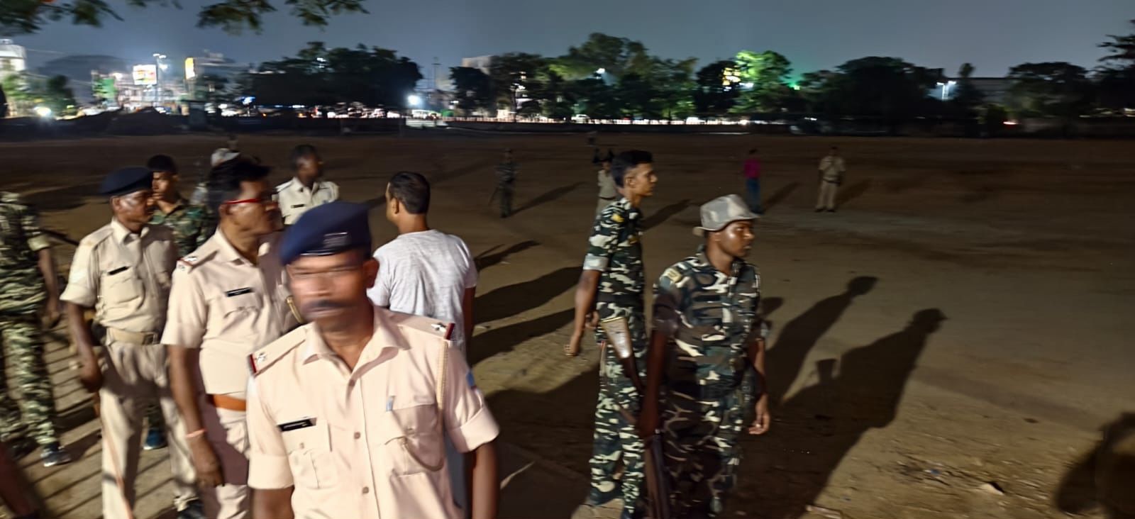 अभियान चलाते पुलिसकर्मी