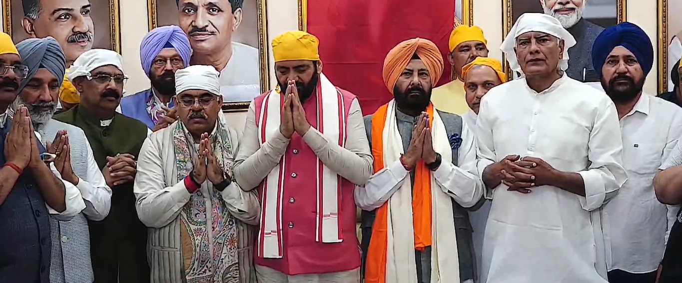 ਕਾਰਜਭਾਰ ਸੰਭਲਣ ਮੌਕੇ ਕੇਵਲ ਸਿੰਘ ਢਿੱਲੋਂ ਤੇ ਹੋਰ ਸੀਨੀਅਰ ਭਾਜਪਾ ਆਗੂ।