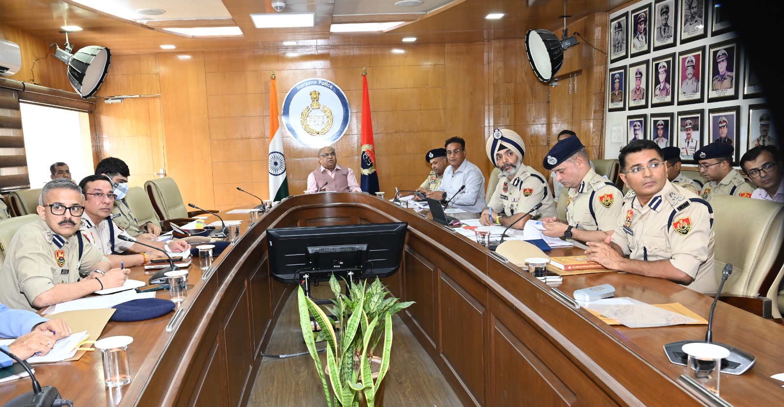 हरियाणा पुलिस महानिदेशक अधिकारियों की बैठक लेते हुए हरियाणा पुलिस महानिदेशक अधिकारियों की बैठक लेते हुए