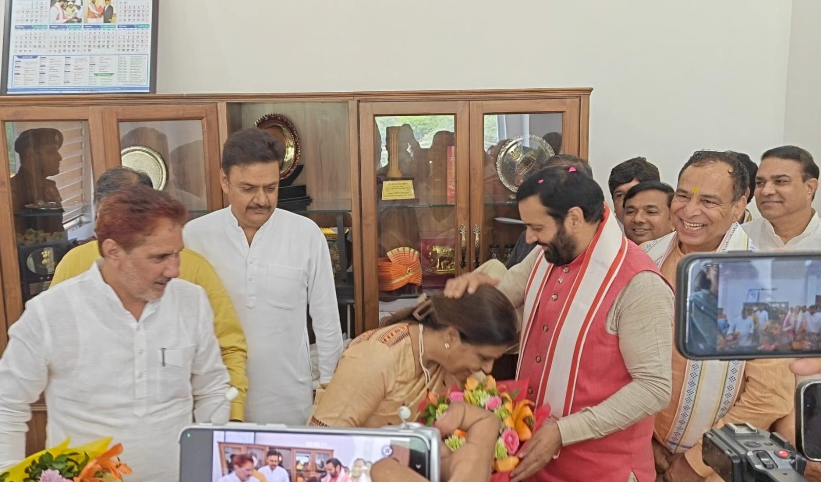 हरियाणा के मुख्यमंत्री भाजपा प्रदेशाध्यक्ष काे पदभार ग्रहण करवाते हुए हरियाणा के मुख्यमंत्री भाजपा प्रदेशाध्यक्ष काे पदभार ग्रहण करवाते हुए