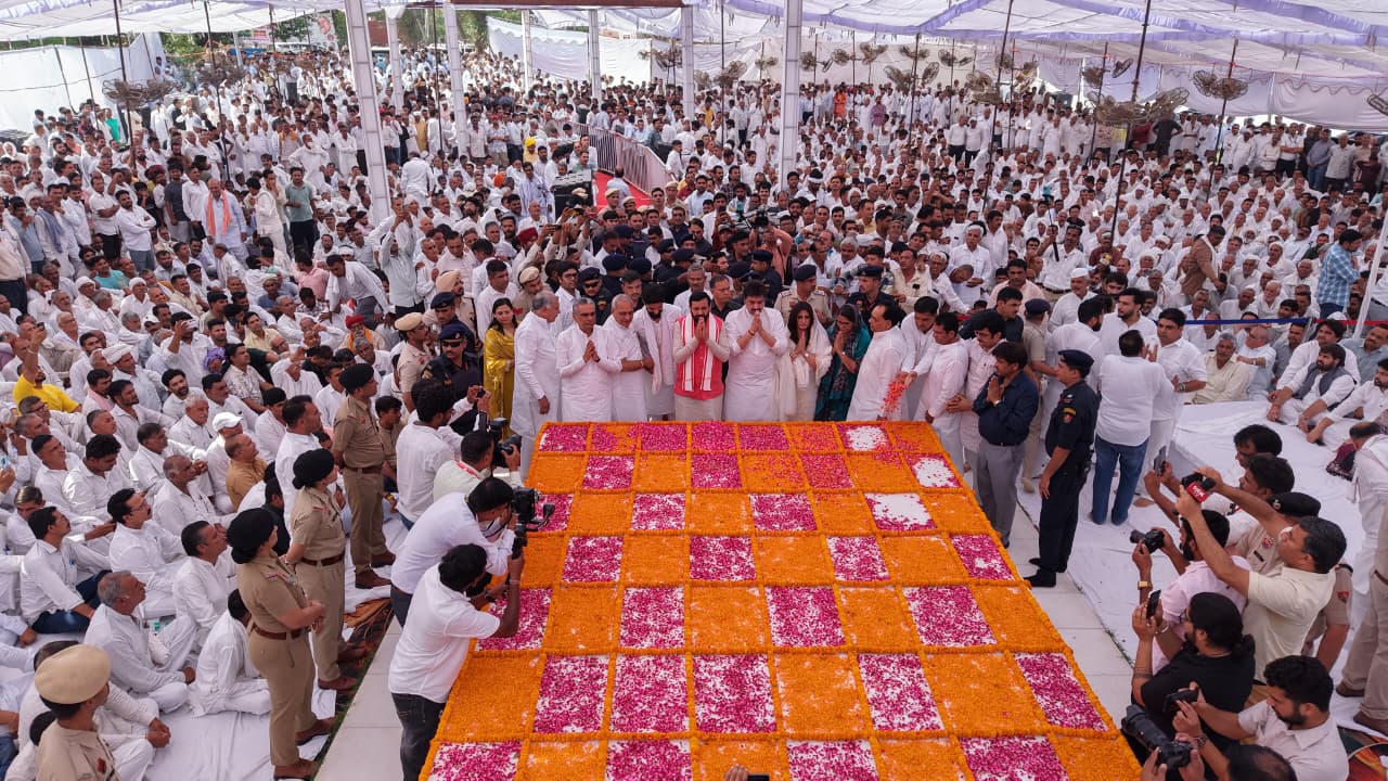 स्व. चौधरी भजनलाल को श्रद्धांजलि अर्पित करते मुख्यमंत्री नायब सैनी, कुलदीप बिश्नोई व अन्य। स्व. चौधरी भजनलाल को श्रद्धांजलि अर्पित करते मुख्यमंत्री नायब सैनी, कुलदीप बिश्नोई व अन्य।