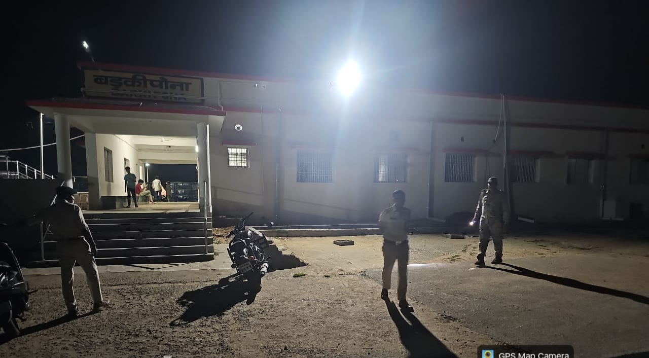 रेलवे स्टेशन पर मौजूद पुलिस