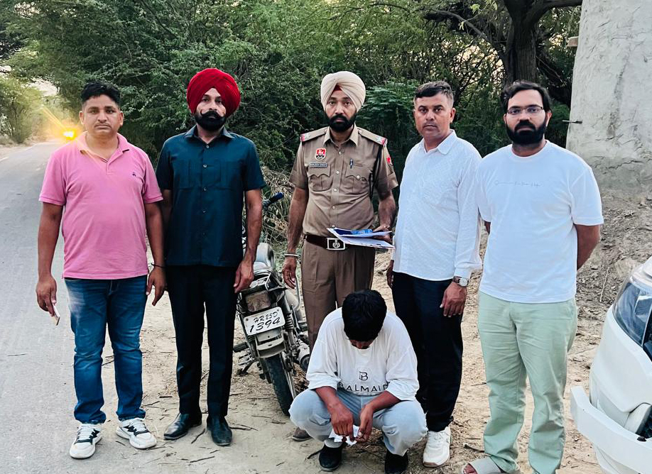 हेरोइन सहित पकड़ा गया आरोपी। हेरोइन सहित पकड़ा गया आरोपी।