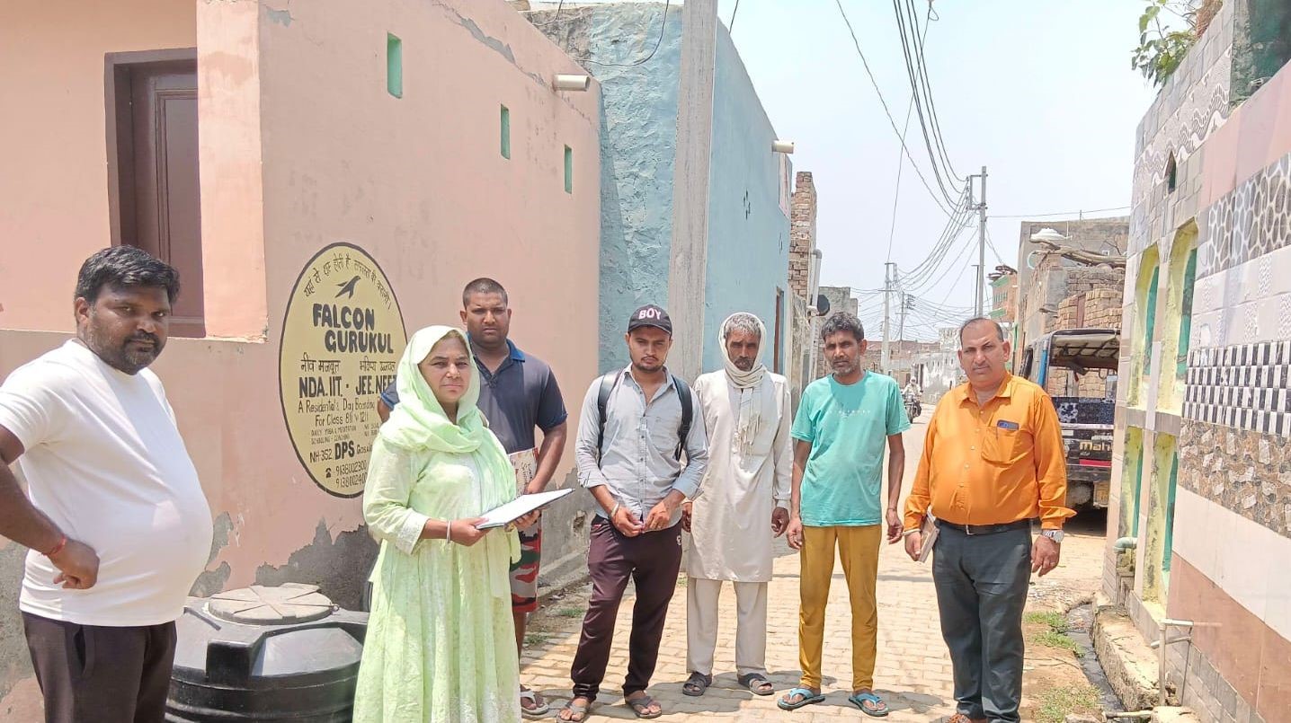 कनैक्शन जांचते हुए टीम।