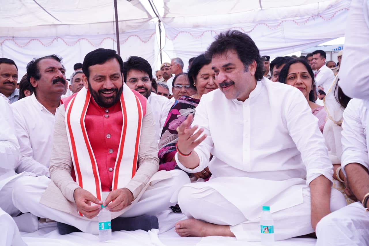 श्रद्धांजलि कार्यक्रम में उपस्थित मुख्यमंत्री नायब सैनी, कुलदीप बिश्नोई व अन्य। श्रद्धांजलि कार्यक्रम में उपस्थित मुख्यमंत्री नायब सैनी, कुलदीप बिश्नोई व अन्य।