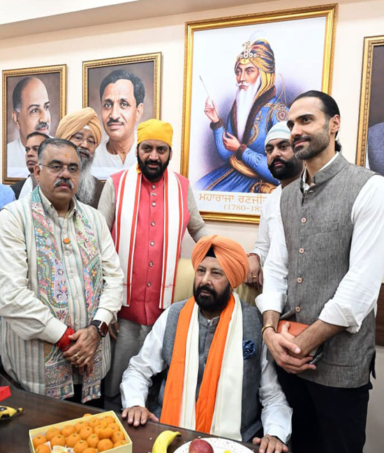 हरियाणा के मुख्यमंत्री नायब सैनी पंजाब भाजपा अध्यक्ष काे पदभार ग्रहण करवाते हुए हरियाणा के मुख्यमंत्री नायब सैनी पंजाब भाजपा अध्यक्ष काे पदभार ग्रहण करवाते हुए