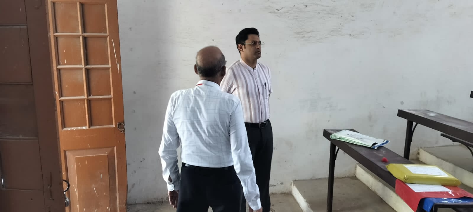 टीजीटी परीक्षा केंद्र का निरीक्षण करते हुए जिलाधिकारी सैमुअल पाल एन टीजीटी परीक्षा केंद्र का निरीक्षण करते हुए जिलाधिकारी सैमुअल पाल एन