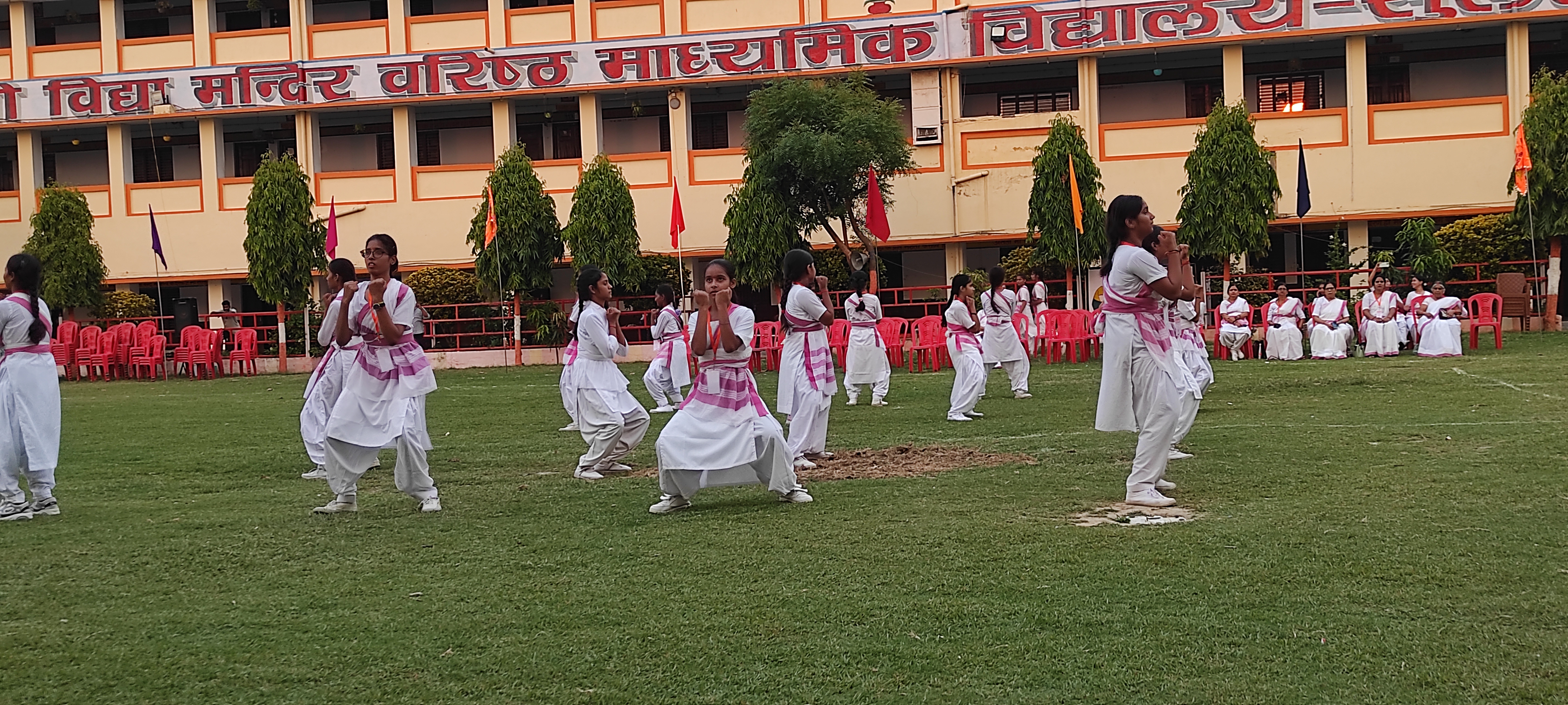 शारीरिक प्रदर्शन करती स्वयं सेविकाएँ